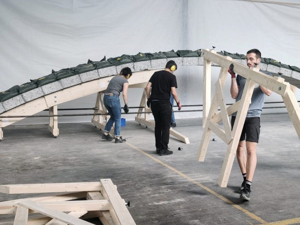 Aufbau der provisorischen Brücke im EPFL-Labor aus Blöcken, die aus einer rückgebauten Betonwand zugeschnitten wurden.